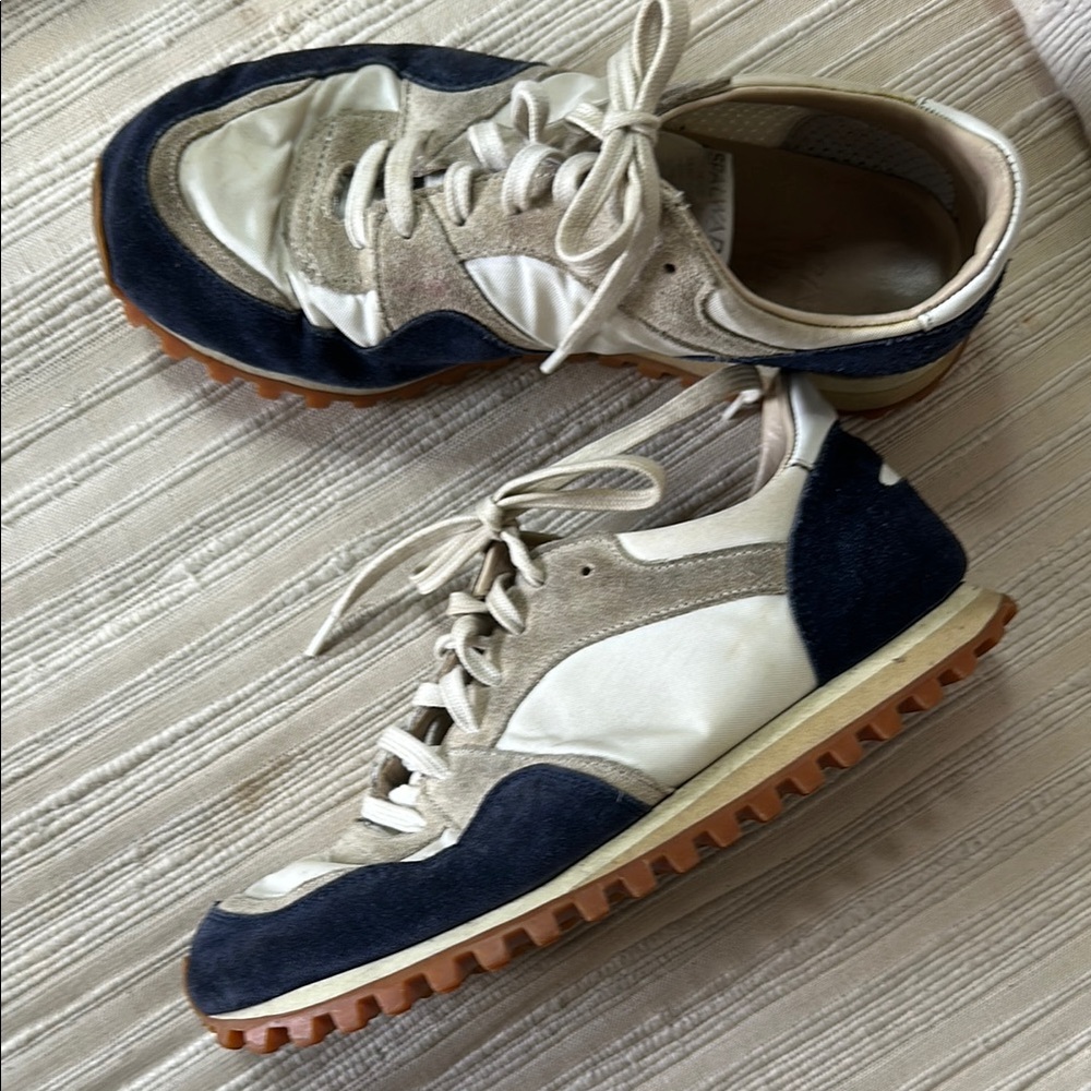 Spalwart navy and white marathon runner